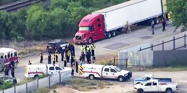 Fueron hallados sin vida 50 migrantes ilegales en camión abandonado en Texas