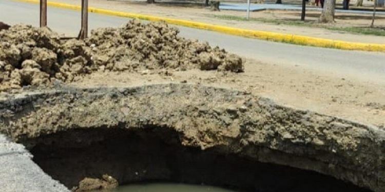 Anzoátegui | Reclaman reparación de hueco ubicado frente a la plaza Buenos Aires de Barcelona