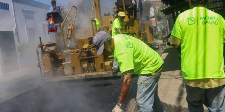 Nueva Esparta | Alcalde Morel David Rodríguez inicia plan de pavimentación en Maneiro