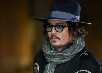 Empleado acusa a Johnny Depp por agresión física
