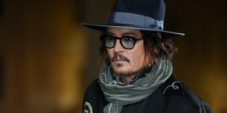 Empleado acusa a Johnny Depp por agresión física