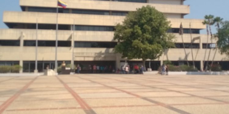 Anzoátegui | Entregan documento a la gobernación para rechazar construcción de escuela de reciclaje en Barcelona