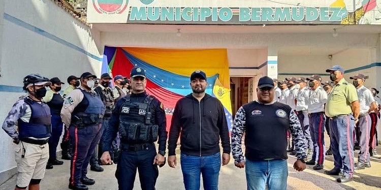 Sucre | Alcalde de la ciudad de Carúpano proporcionó indumentaria a Policía Municipal