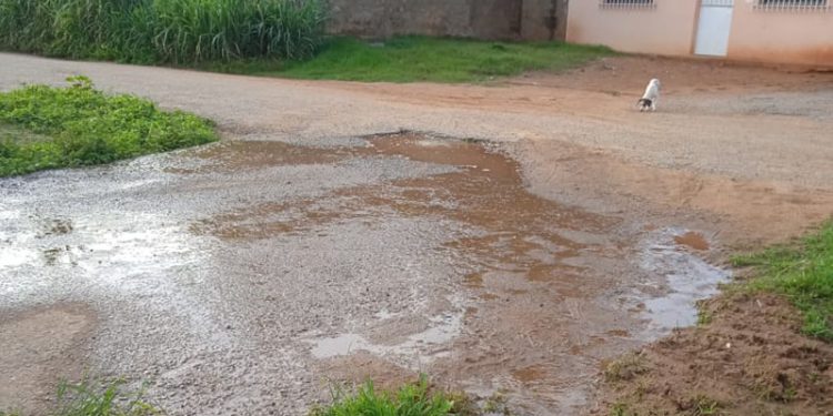 Anzoátegui | Denuncia: Hueco genera caos a familias en sector de Clarines