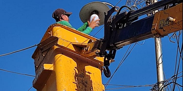 Sucre | Equipos de la División de Alumbrado Público desplegados en distintos sectores de Carúpano