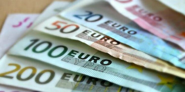 El euro cae por debajo de 1,02 dólares y se acerca a la paridad