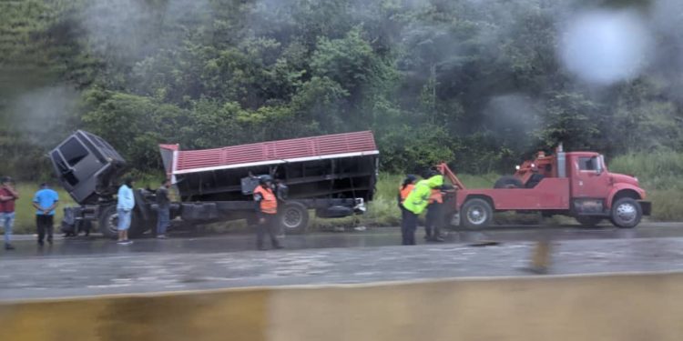 Reportan accidentes y tráfico lento hacia Caracas con leves precipitaciones