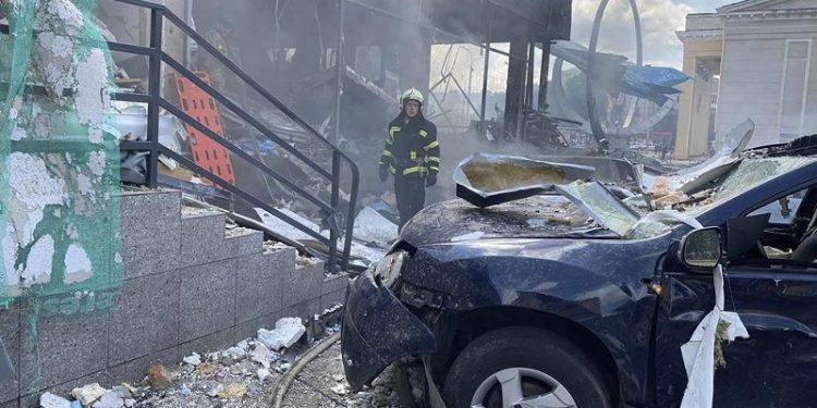 20 muertos y 90 heridos tras impacto de misiles rusos en ciudad ucraniana