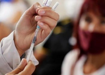 Autoridades europeas sugieren otra vacuna de refuerzo para personas mayores de 60 años