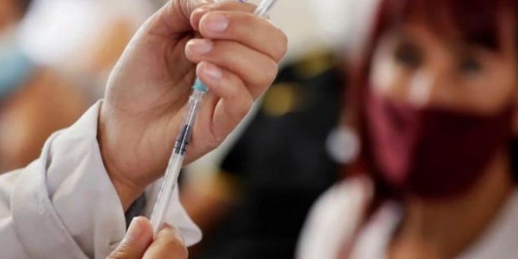 Autoridades europeas sugieren otra vacuna de refuerzo para personas mayores de 60 años