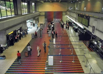 Denuncian promoción y venta de boletos aéreos con fines migratorios irregulares