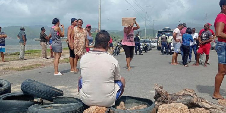 Sucre | Vecinos de Campo Ajuro cerraron vía nacional por falla eléctrica de 24 horas