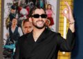 Bad Bunny se besa con sus bailarines en pleno concierto