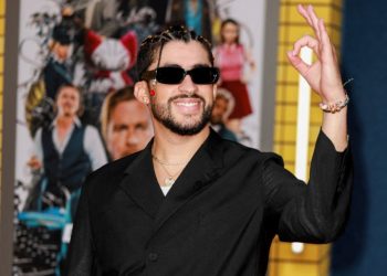 Bad Bunny se besa con sus bailarines en pleno concierto