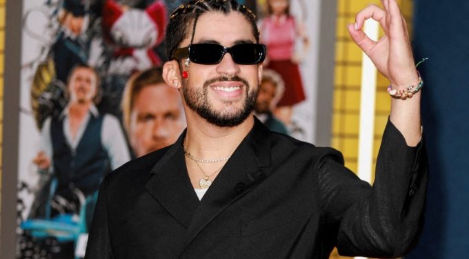 Bad Bunny se besa con sus bailarines en pleno concierto