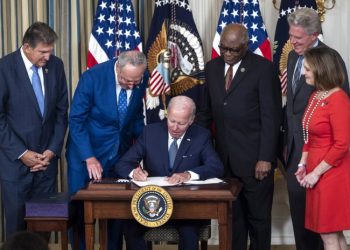 Biden firma ley de inflación