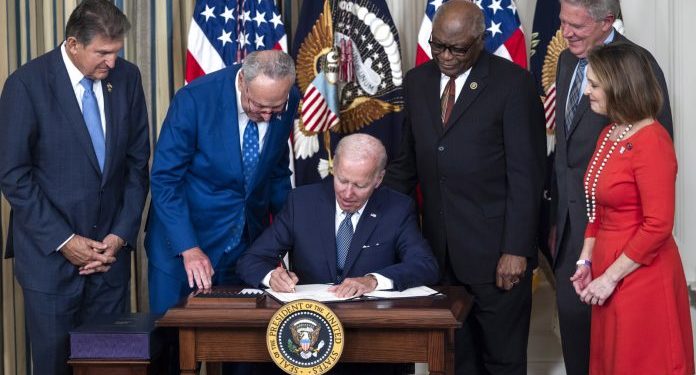 Biden firma ley de inflación
