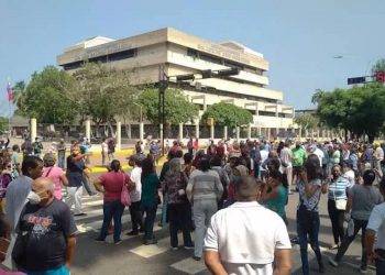 Anzoátegui | Empleados de Fetranzoátegui cerraron vías de Barcelona para exigir derogación de Onapre
