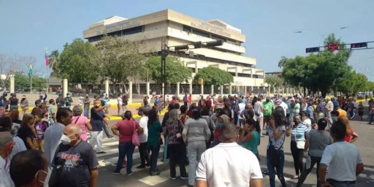 Anzoátegui | Empleados de Fetranzoátegui cerraron vías de Barcelona para exigir derogación de Onapre
