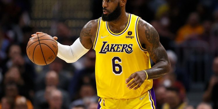 LeBron James renovó con los Lakers