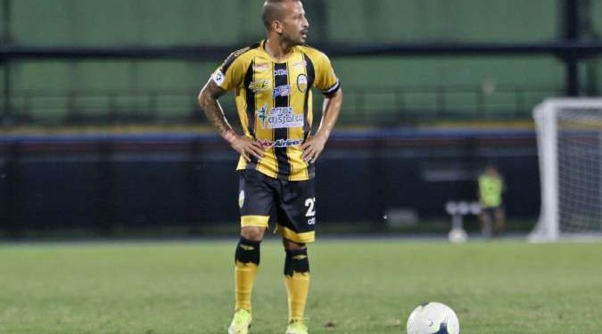 Jugador del Deportivo Táchira denuncia: «Hijos de compañeros comen pan con agua»