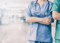 La policía venezolana detiene a 13 falsos profesionales de la salud en un mes