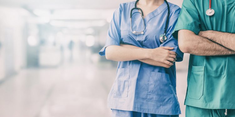 La policía venezolana detiene a 13 falsos profesionales de la salud en un mes