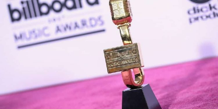 Bad Bunny, Karol G y Farruko lideran los Premios Billboard Latinos