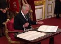 Nuevo himno y cañonazos acompañaron la lectura de la proclamación de Carlos III