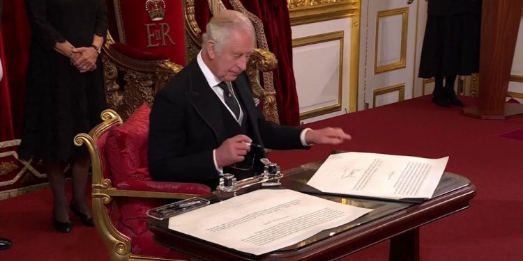 Nuevo himno y cañonazos acompañaron la lectura de la proclamación de Carlos III