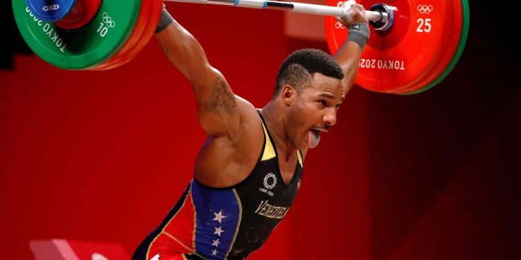 Venezolano Julio Mayora es la estrella que va por todo a los Suramericanos