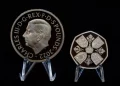 Presentan la nueva moneda con la imagen del rey Carlos III