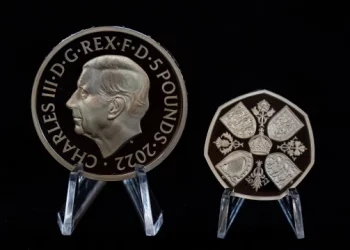 Presentan la nueva moneda con la imagen del rey Carlos III