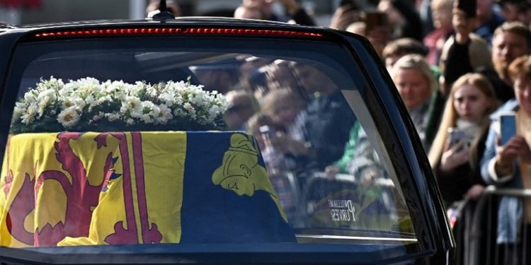 Escocia inicia el largo y último adiós a la reina Isabel II