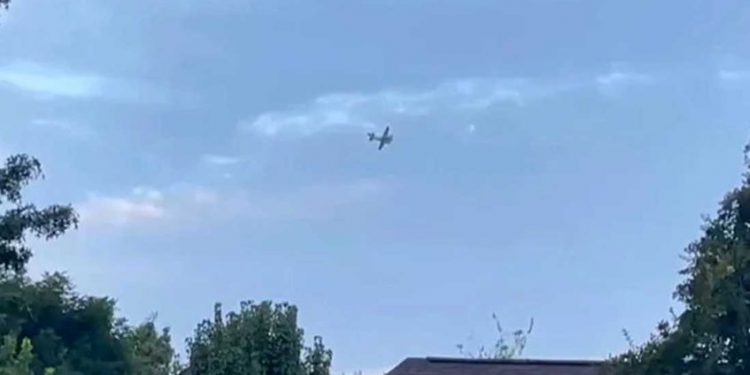 Detienen a hombre que amenazó chocar aeronave contra centro comercial en EEUU