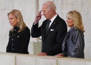 Joe Biden y su esposa presentan respetos al féretro de la reina Isabel II