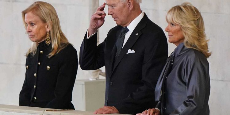 Joe Biden y su esposa presentan respetos al féretro de la reina Isabel II