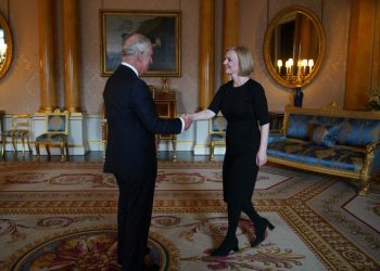 Carlos III cumple con su primera responsabilidad como rey tras reunirse con Lizz Truss
