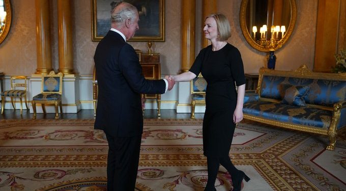 Carlos III cumple con su primera responsabilidad como rey tras reunirse con Lizz Truss