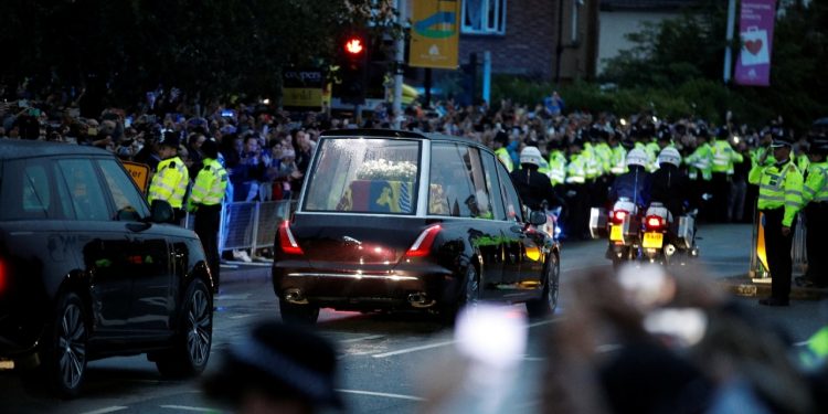 El féretro de Isabel II llega a Londres para el último adiós