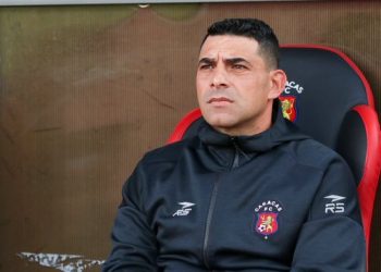 Polémica durante partido del Caracas FC: fanáticos saltaron al campo para hacer reclamos al DT