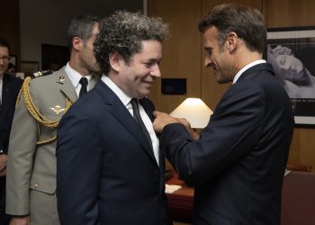 Gustavo Dudamel recibió la Orden de las Artes y Letras de Francia que le entregó el presidente Emmanuel Macron