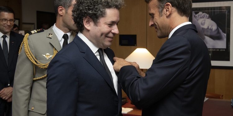 Gustavo Dudamel recibió la Orden de las Artes y Letras de Francia que le entregó el presidente Emmanuel Macron