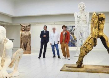 Brad Pitt exhibe en Finlandia su faceta de escultor con su primera exposición