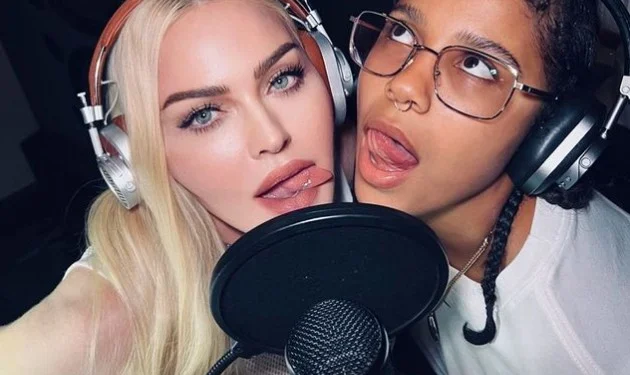 Madonna estrena el nuevo video de «Hung up» con la dominicana Tokischa