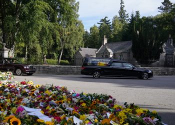 Largas colas para entrar a la capilla ardiente de Isabel II