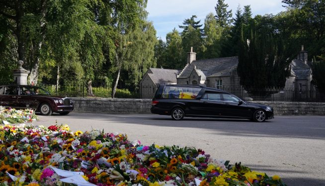 Largas colas para entrar a la capilla ardiente de Isabel II
