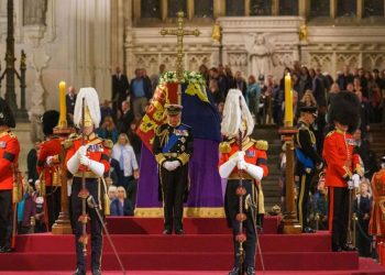 Reyes de España visitan la capilla ardiente de Isabel II