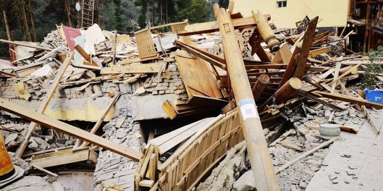 Asciende a 74 el número de fallecidos por terremoto en centro de China