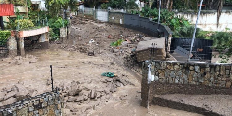 Tres personas perdieron la vida por crecida en El Castaño al norte de Maracay